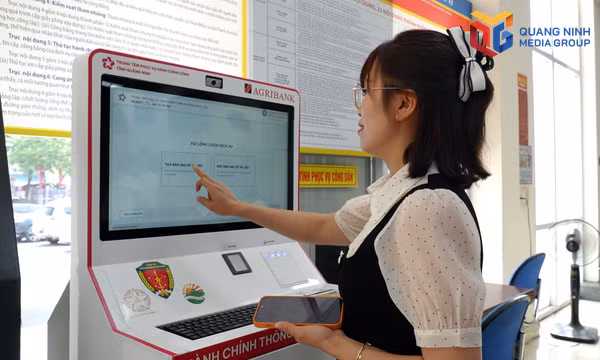 Người dân lấy số thứ tự tại kios thông minh tại Trung tâm phục vụ hành chính công phường Đông Triều.