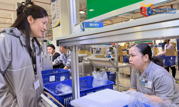 Chị Lâm Thị Hòa, Chủ tịch Công đoàn Công ty TNHH Solex High-Tech Industries (Việt Nam), KCN Bắc Tiền Phong trò chuyện với người lao động.