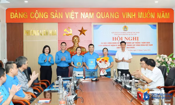 Công đoàn phường Liên Hòa trao quyết định thành lập các công đoàn cơ sở tại doanh nghiệp ngoài nhà nước trên địa bàn.