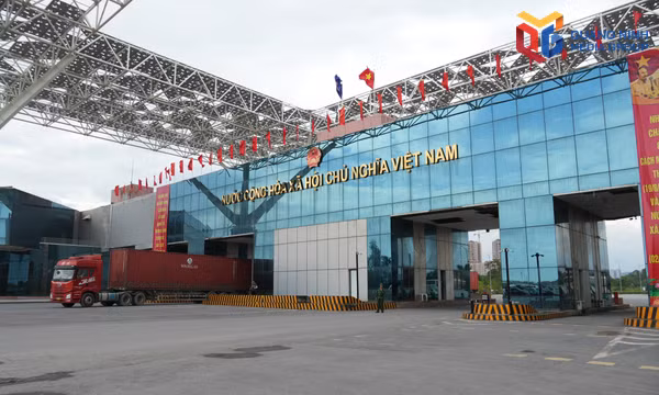 Hoạt động xuất nhập khẩu tại cầu Bắc Luân 2 (Cửa khẩu quốc tế Móng Cái) duy trì trong kỳ nghỉ Quốc khánh 2/9.