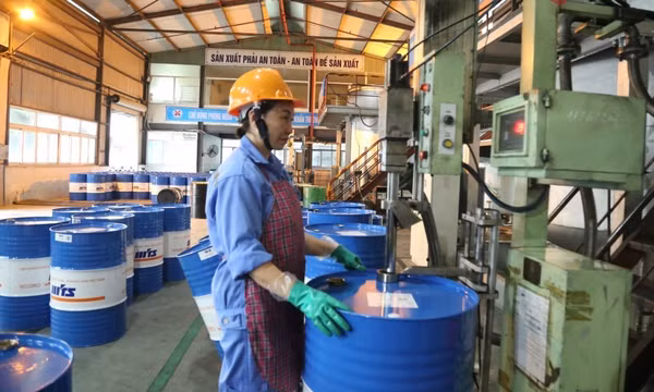 Phân xưởng Sản xuất dầu nhờn 12/11 (Công ty CP Vật tư - TKV) vận hành dây chuyền sản xuất dầu nhờn.