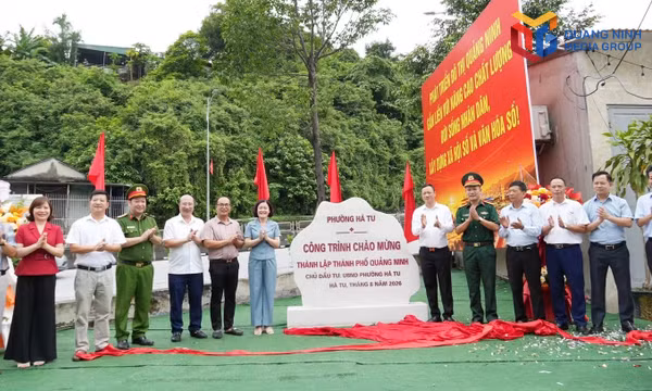 Phường Hà Tu gắn biển công trình chào mừng thành lập thành phố Quảng Ninh. Ảnh: Cao Quỳnh