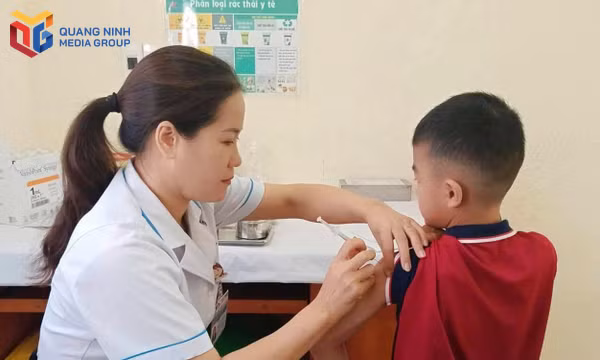 Người dân phường Hồng Gai tham gia khám sức khỏe định kỳ, tháng 7/2026.