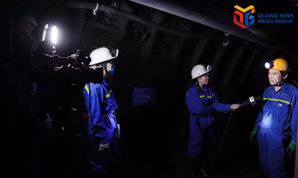 Nhóm phóng viên phòng Chuyên đề (Báo và PTTH Quảng Ninh) tác nghiệp trong hầm lò tại Công ty CP Than Vàng Danh.
