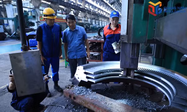 Chuyên gia người Nhật sang hỗ trợ kỹ thuật cho Công ty CP Chế tạo máy - Vinacomin (VMC). Ảnh: Phạm Học