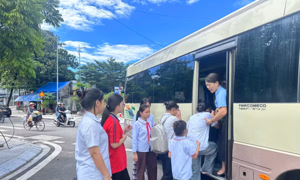Năm học mới, niềm hy vọng mới cho con em làng chài Hà Tu