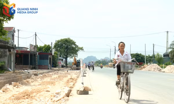 Các phương tiện vận tải có trọng tải lớn chạy liên tục, bụi mù mịt tiềm ẩn nguy cơ mất ATGT cao.