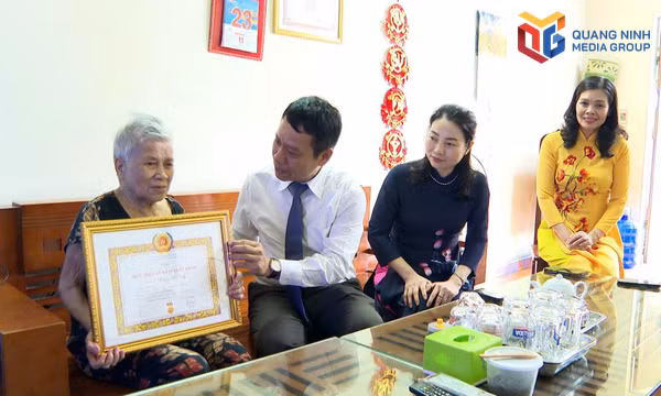 Phường Hồng Gai: Trao tặng Huy hiệu Đảng cho 315 đảng viên dịp Quốc khánh 2/9