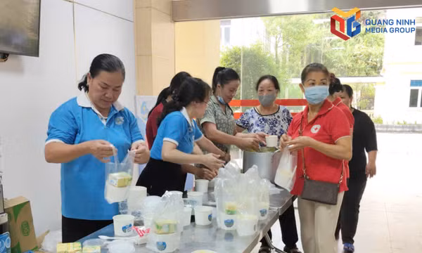 Bà Khâu Thị Lưu (ngoài cùng bên trái) cùng hội viên Chi hội Phụ nữ khu phố 1 chuẩn bị cháo, sữa trao tặng bệnh nhân có hoàn cảnh khó khăn trong chương trình “Nồi cháo yêu thương” tại Bệnh viện Đa khoa thành phố Quảng Ninh, cơ sở 2.
