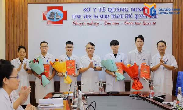 Ban Giám đốc Bệnh viện Đa khoa thành phố Quảng Ninh trao Quyết định tiếp nhận các bác sĩ nội trú trẻ vào làm việc tại bệnh viện.