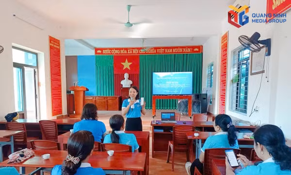 Hội LHPN phường An Sinh hướng dẫn hội viên sử dụng các tiện ích điện thoại thông minh mô hình "Phụ nữ học số mỗi tuần".