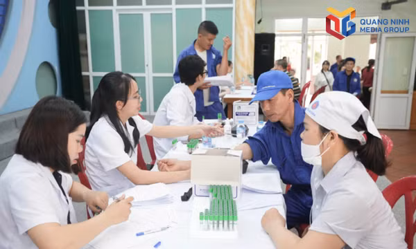 Đoàn khám sức khỏe của Bệnh viện Bãi Cháy khám sức khỏe định kỳ cho gần 1.000 người lao động tại Công ty Cổ phần Viglacera Hạ Long,