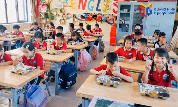 Bảo đảm an toàn vệ sinh thực phẩm bữa ăn bán trú.