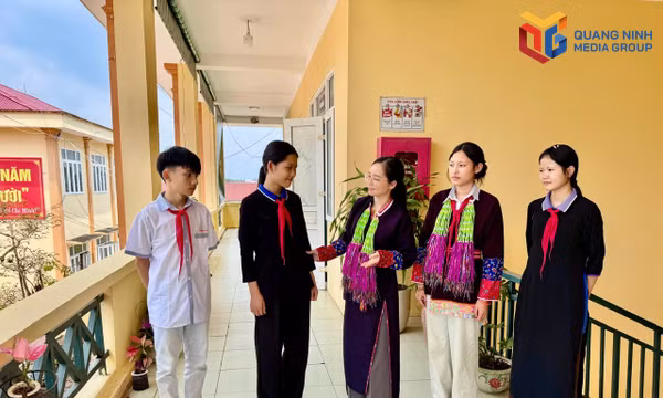 Giáo viên trường Tiểu học & THCS Quảng Phong (xã Quảng Hà) nắm bắt tâm lý học sinh, tuyên truyền phòng chống tảo hôn.