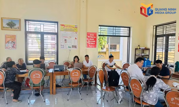 Tổ công tác của phường Uông Bí hỗ trợ, hướng dẫn người dân đăng ký, quy đổi và xác định thông tin cụ thể các thửa đất tại Nhà văn hóa khu phố Lạc Thanh.