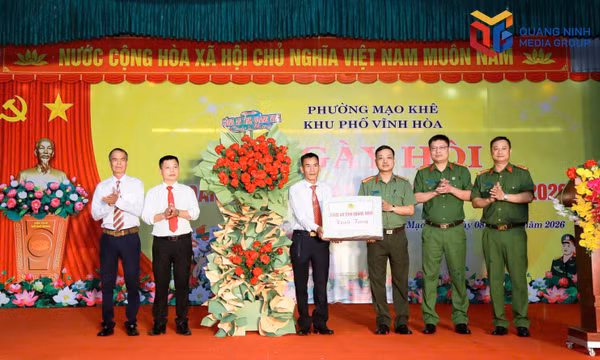 Lãnh đạo các phòng nghiệp vụ Công an thành phố Quảng Ninh tặng hoa và quà cho khu phố Vĩnh Hòa, phường Mạo Khê trong “Ngày hội toàn dân bảo vệ an ninh Tổ quốc” năm 2026.