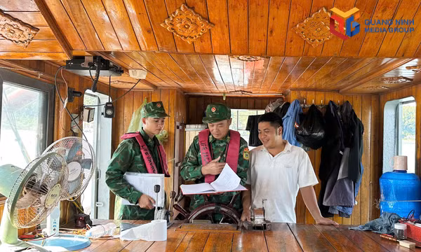 Trung tá Bùi Văn Mạnh (đứng giữa) tuyên truyền pháp luật cho ngư dân.
