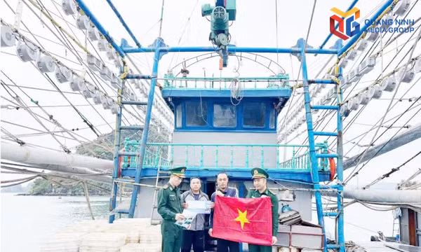 Cán bộ Đồn BPCK cảng Cẩm Phả kiểm tra tàu cá hoạt động trên vùng biên đơn vị quản lý.