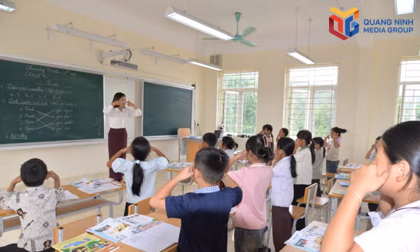 Cô giáo Nguyễn Thị Quyên trong 1 giờ lên lớp cùng các em học sinh Trường Tiểu học và THCS Kỳ Thượng.