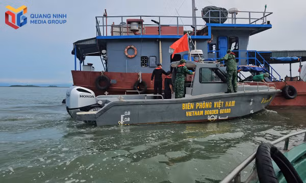 Lực lượng Biên phòng, Hải quan Cửa khẩu cảng Vạn Gia phối hợp kiểm tra phương tiện trên vùng biển 2 đơn vị quản lý.