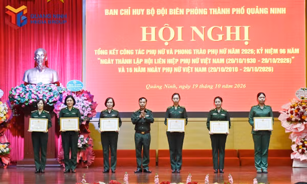 Đại tá Đặng Minh Đức, Phó Chỉ huy trưởng BĐBP thành phố, trao giấy khen cho các cá nhân có thành tích xuất sắc.