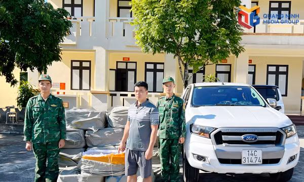 Đối tượng Lỷ A Tài cùng tang vật bị BĐBP bắt giữ đưa về Đồn BP Quảng Đức.