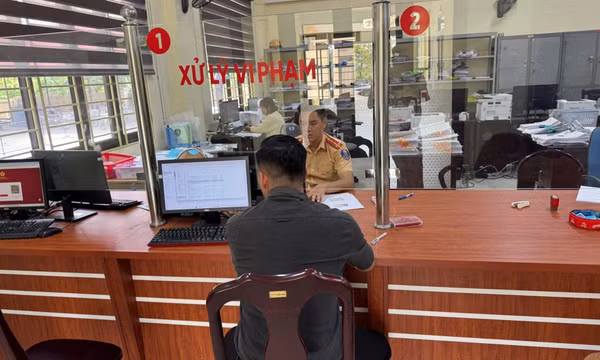 Xử lý trường hợp để khách du lịch đu bám cửa xe khi đang di chuyển