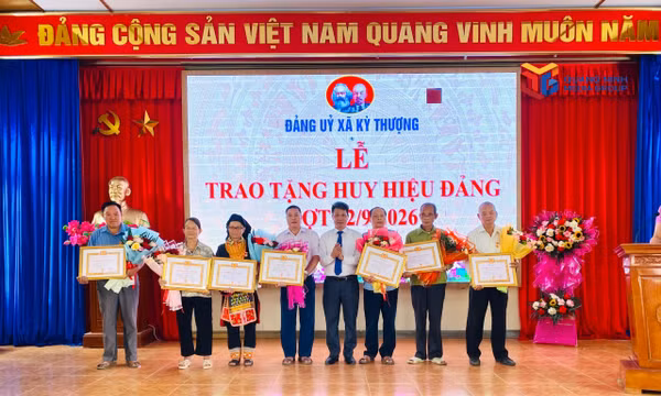 Đảng bộ xã Kỳ Thượng tổ chức trao tặng Huy hiệu Đảng đợt 2/9