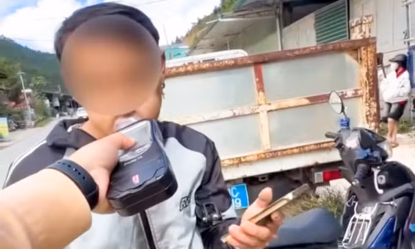 Tài xế xe máy 'phồng mồm' né kiểm tra nồng độ cồn ở Lào Cai