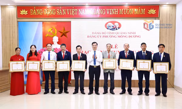 Đảng ủy phường Mông Dương trao Huy hiệu Đảng đợt 2/9