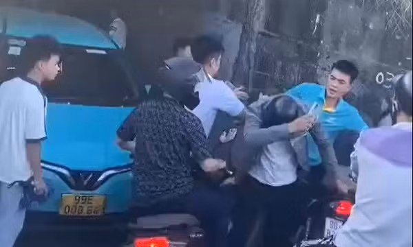 Truy tìm nam thanh niên đi xe máy liên quan vụ ẩu đả dưới hầm chui ở Bắc Ninh