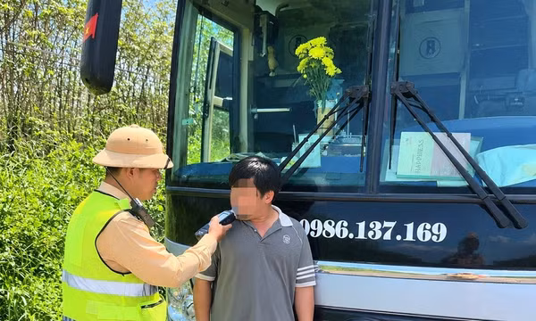 Xử lý tài xế xe khách vượt ẩu trên quốc lộ 14