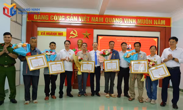 Đảng ủy xã Hoành Mô tổ chức Lễ trao tặng Huy hiệu Đảng đợt 2/9/2026