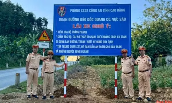 Lắp đặt thêm biển cảnh báo giao thông trên đèo dốc để phòng ngừa tai nạn tại xã Thạch An