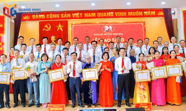 Phường Hiệp Hòa trao tặng Huy hiệu Đảng và kết nạp đảng viên dịp mùng 2/9