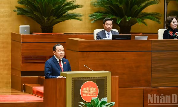Bộ trưởng Khoa học và Công nghệ Vũ Hải Quân, thừa ủy quyền của Thủ tướng Chính phủ, trình bày Tờ trình về dự án Luật sửa đổi, bổ sung một số điều của Luật Đo lường. (Ảnh: DUY LINH)