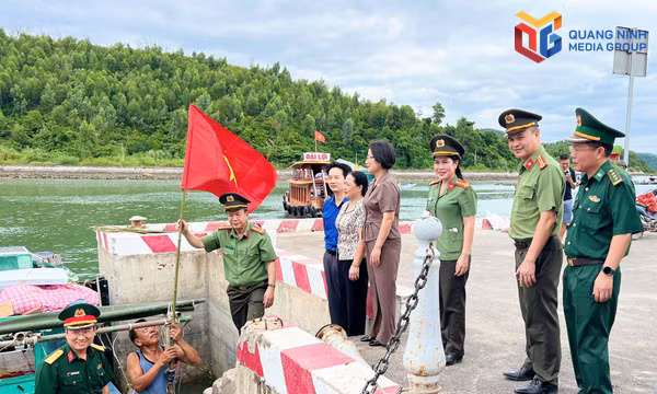 Hành quân xanh và “Gian hàng 0 đồng - Vì bình yên Đất Mỏ” tại đảo Thắng Lợi