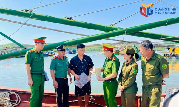 Công an xã Đường Hoa làm việc với chủ tàu cá có thuê nhân công ở tỉnh ngoài.