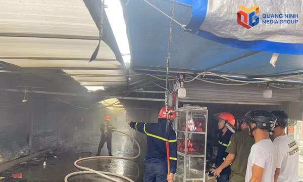 Khẩn trương dập tắt đám cháy chợ Kim Sơn
