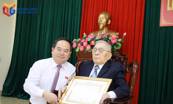 Đồng chí Bí thư Tỉnh ủy trao Huy hiệu Đảng nhân dịp 2/9