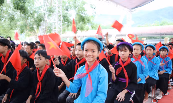 Niềm vui, sự háo hức bước vào năm học mới được thể hiện rõ ràng trên ánh mắt, môi cười của các bạn học sinh Tiểu học Đầm Hà.