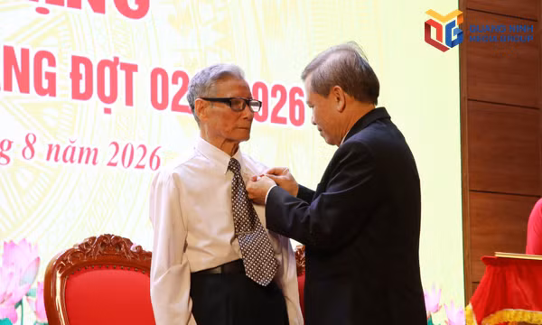Trưởng Ban Nội chính Trung ương Lê Minh Trí trao tặng Huy hiệu Đảng tại phường Quảng Yên