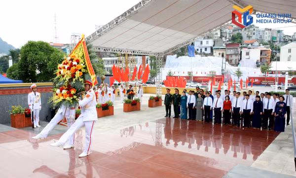 Đoàn Đại biểu tỉnh Quảng Ninh dâng hương tại Đài tưởng niệm các Anh hùng liệt sĩ và Tượng đài đồng chí Vũ Văn Hiếu