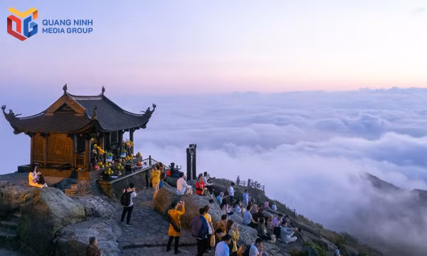 Du khách đón bình minh trên đỉnh chùa Đồng, Yên Tử.