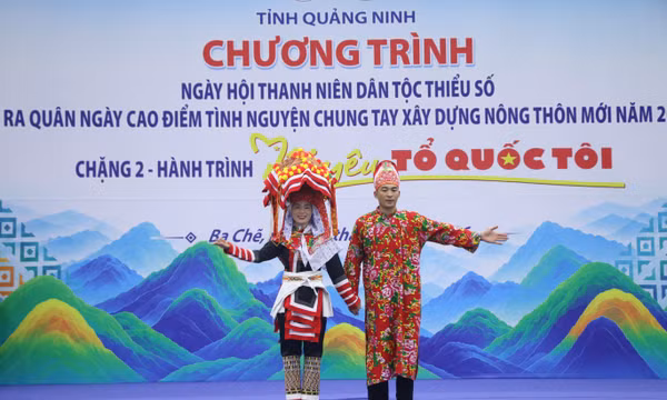 ĐVTN xã Hoành Mô và Lục Hồn trình diễn trang phục cưới truyền thống của đồng bào dân tộc Dao Thanh Phán.