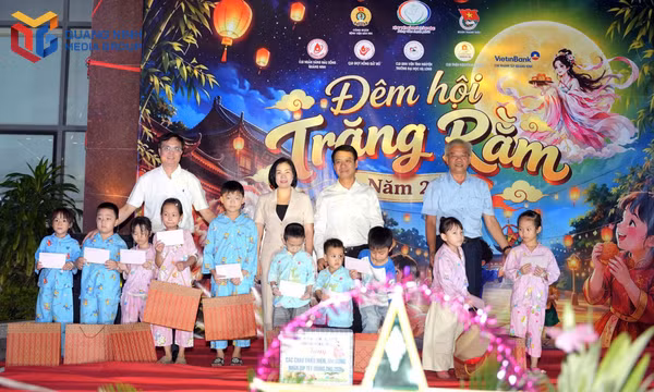Trao tặng 280 suất quà Trung thu tại Bệnh viện Sản Nhi Quảng Ninh