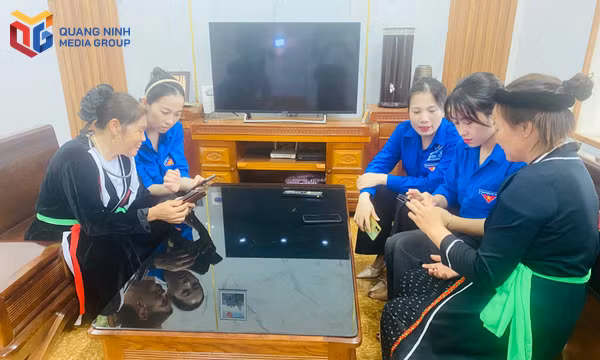 Gia đình anh Triệu Văn Quang, thôn Bằng Cả 2, (xã Quảng La) cùng nhau học công nghệ.