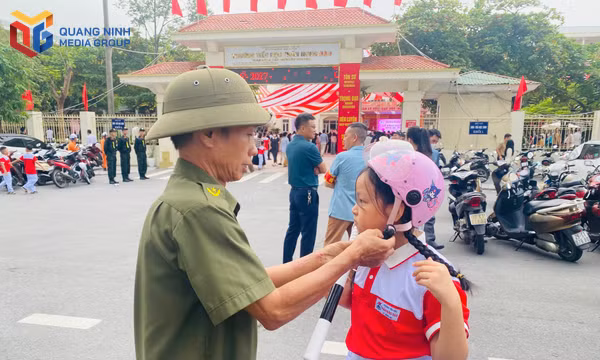 Phòng giao dịch Ngân hàng CSXH Cẩm Phả trao vốn vay cho các hộ dân.