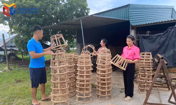 Cán bộ HND xã Đông Ngũ đến thăm mô hình làm ghế mây của hội viên.