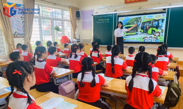 Tiết học hướng dẫn an toàn giao thông của cô, trò Trường Tiểu học Trần Hưng Đạo (phường Hồng Gai).